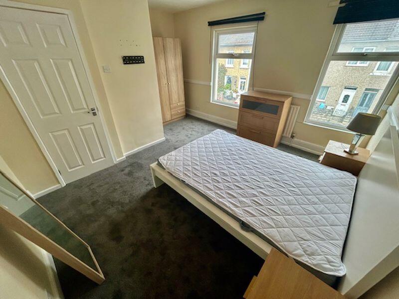 Main image of property: Large en-suite double room to let, with all bills included, Clifton Street, Old Town