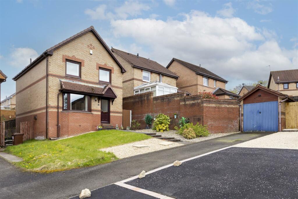 4 bedroom detached house for sale in Kingshill Avenue, Blackwood