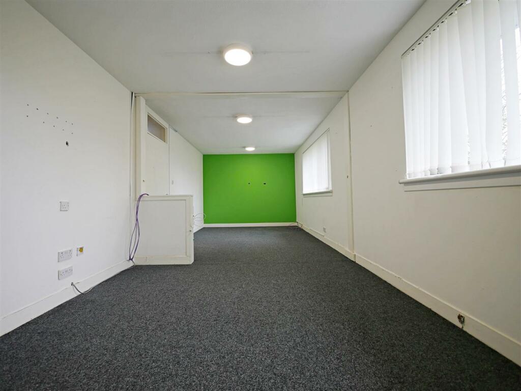 Commercial property for rent in Kilsyth Road, Kirkintilloch, Glasgow, G66