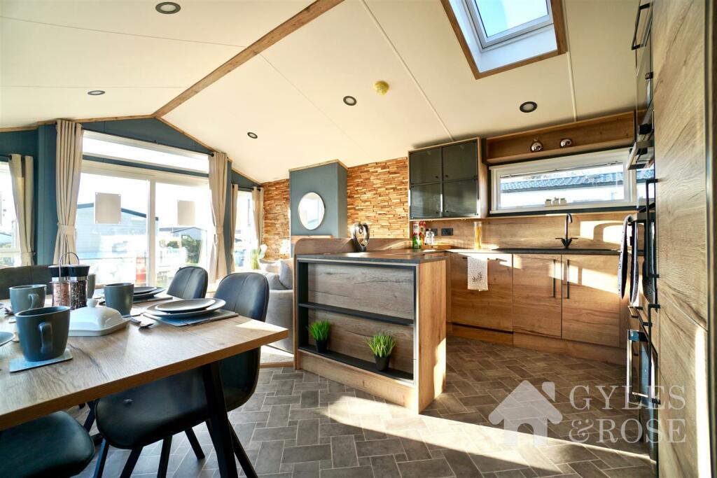 2 bedroom park home for sale in Seaview Avenue, West Mersea, Colchester