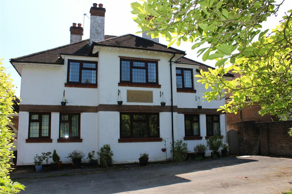5 bedroom link detached house for rent in Amersham Road, Chesham Bois