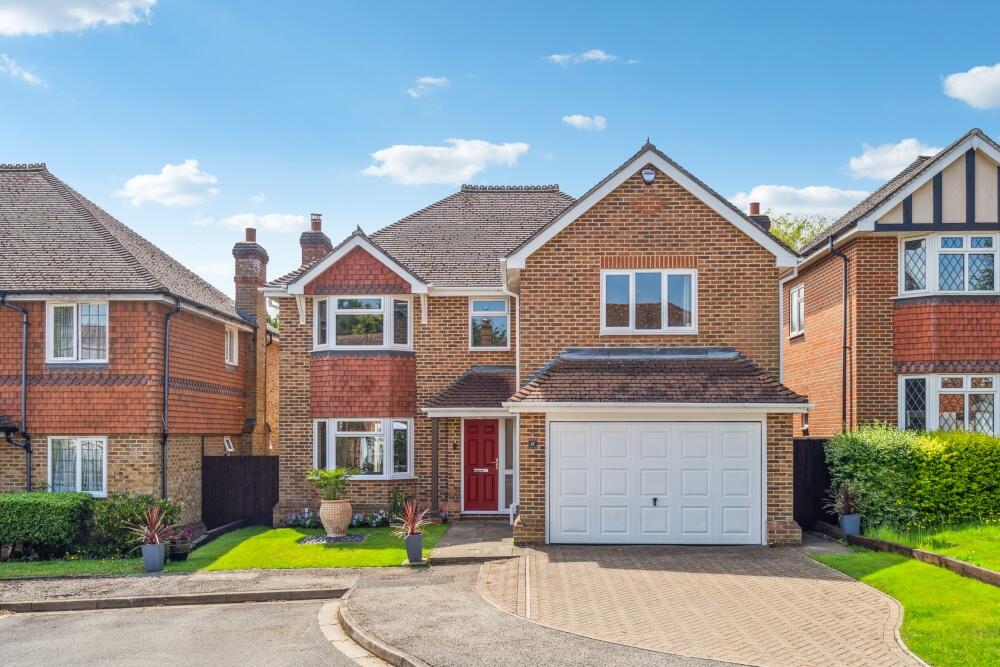 4 bedroom detached house for sale in Heythrop Drive, Ickenham, Uxbridge