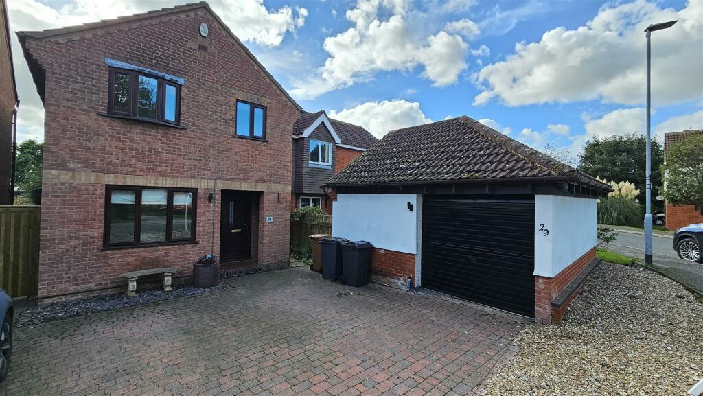 4 bedroom detached house for sale in Lime Grove, Bottesford, Nottingham