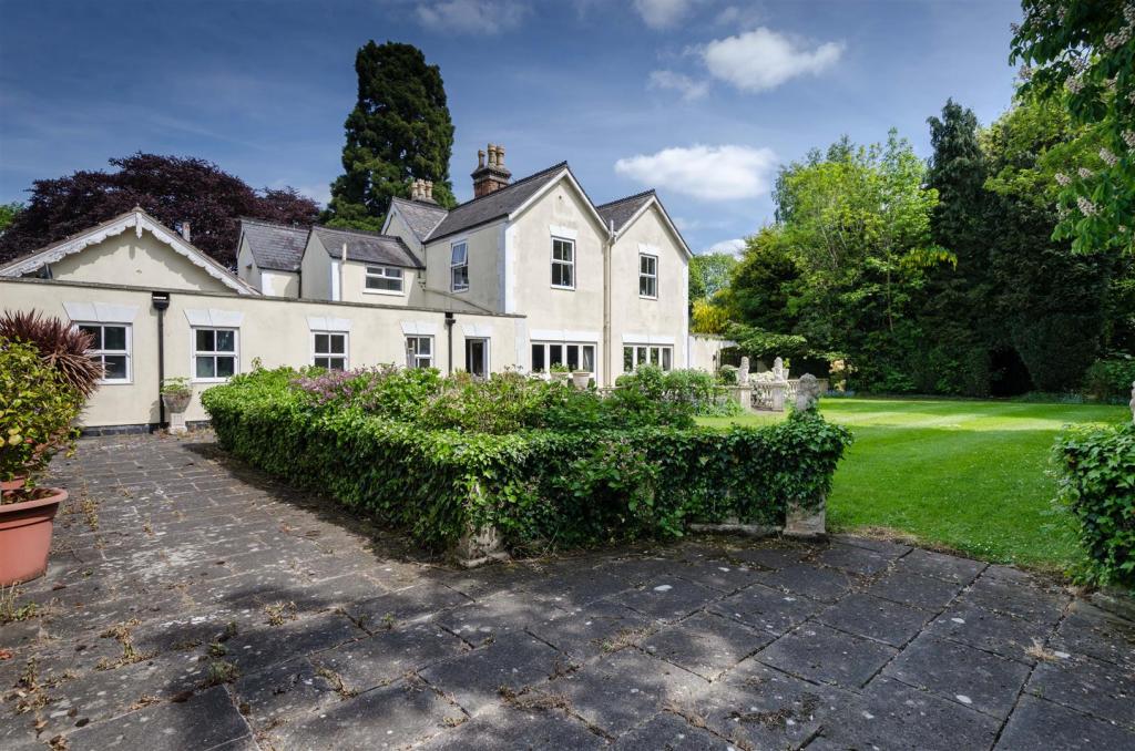 6 bedroom detached house for sale in The Hollies, Lutterworth Road
