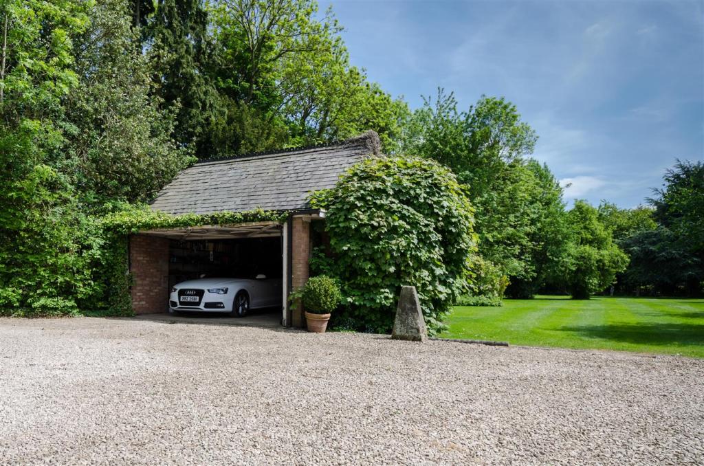 6 bedroom detached house for sale in The Hollies, Lutterworth Road