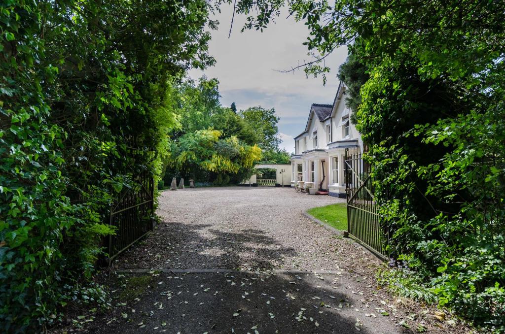 6 bedroom detached house for sale in The Hollies, Lutterworth Road, Burbage, LE10