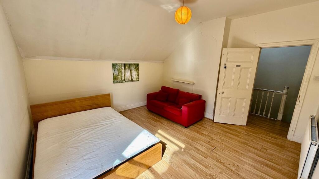 Main image of property: Grove Avenue, Moseley, B13