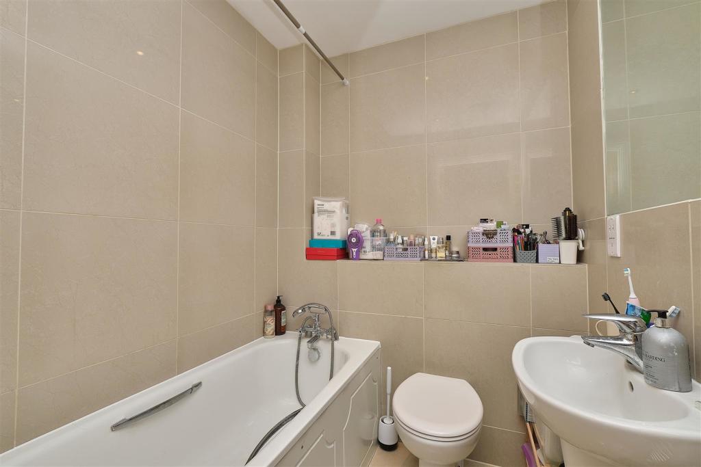 2 bedroom flat for sale in Wilmington Road, Seaford, BN25