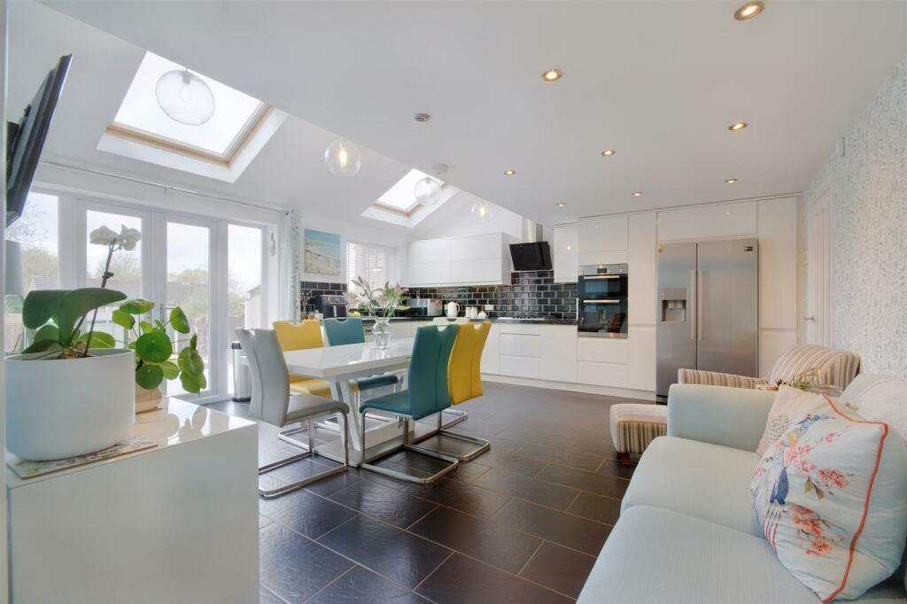 4 bedroom detached house for sale in Pasture Road, Stapleford