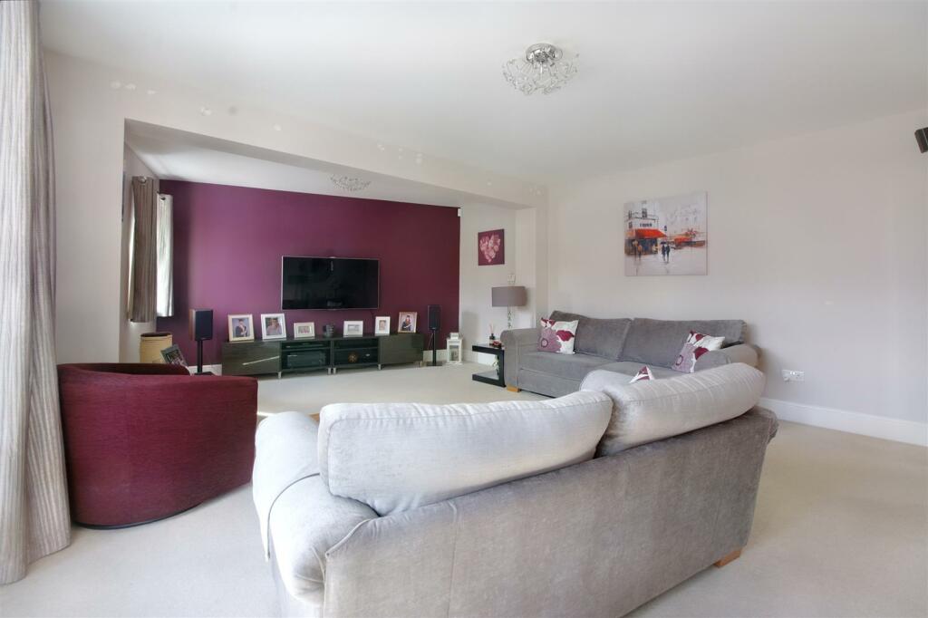 4 bedroom detached house for sale in Pasture Road, Stapleford