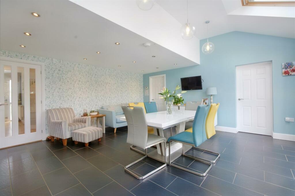 4 bedroom detached house for sale in Pasture Road, Stapleford