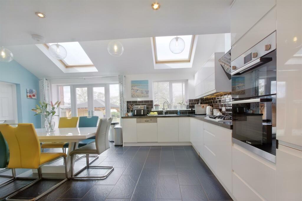 4 bedroom detached house for sale in Pasture Road, Stapleford