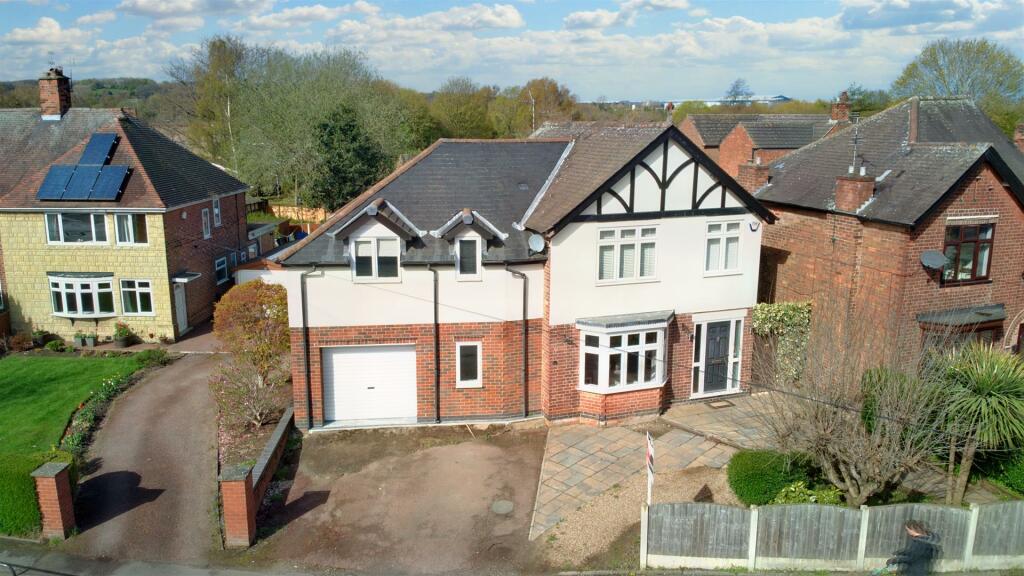4 bedroom detached house for sale in Pasture Road, Stapleford