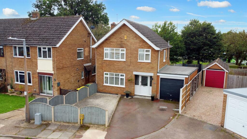 3 bedroom detached house for sale in Brampton Drive, Stapleford