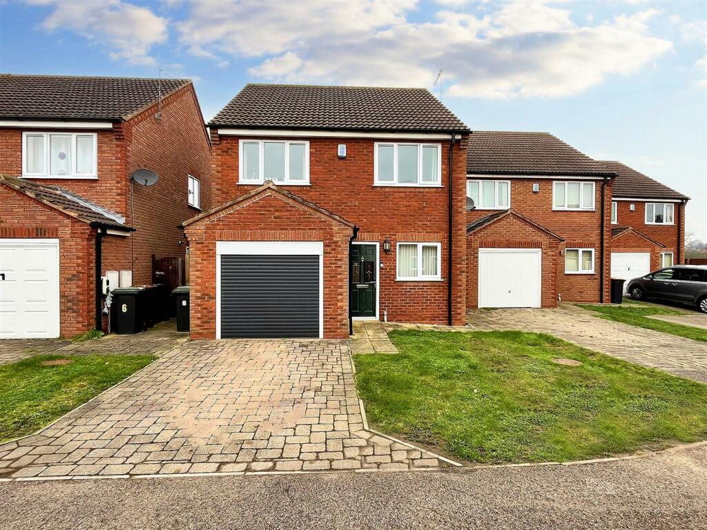 4 bedroom detached house for sale in Meadow View, Stapleford
