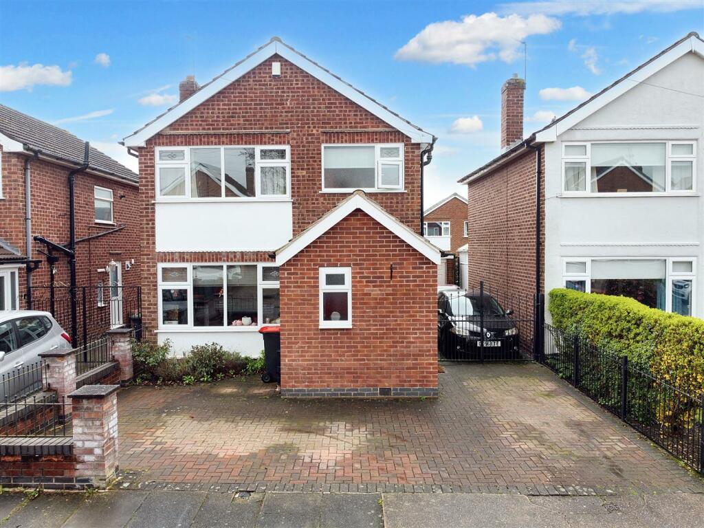 3 bedroom detached house for sale in Silverdale, Stapleford, Nottingham