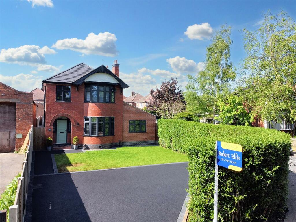 5 bedroom detached house for sale in Hickings Lane, Stapleford