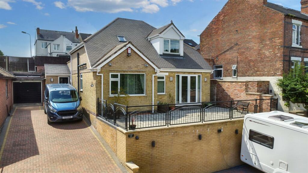 3 bedroom detached house for sale in Starch Lane, NG10