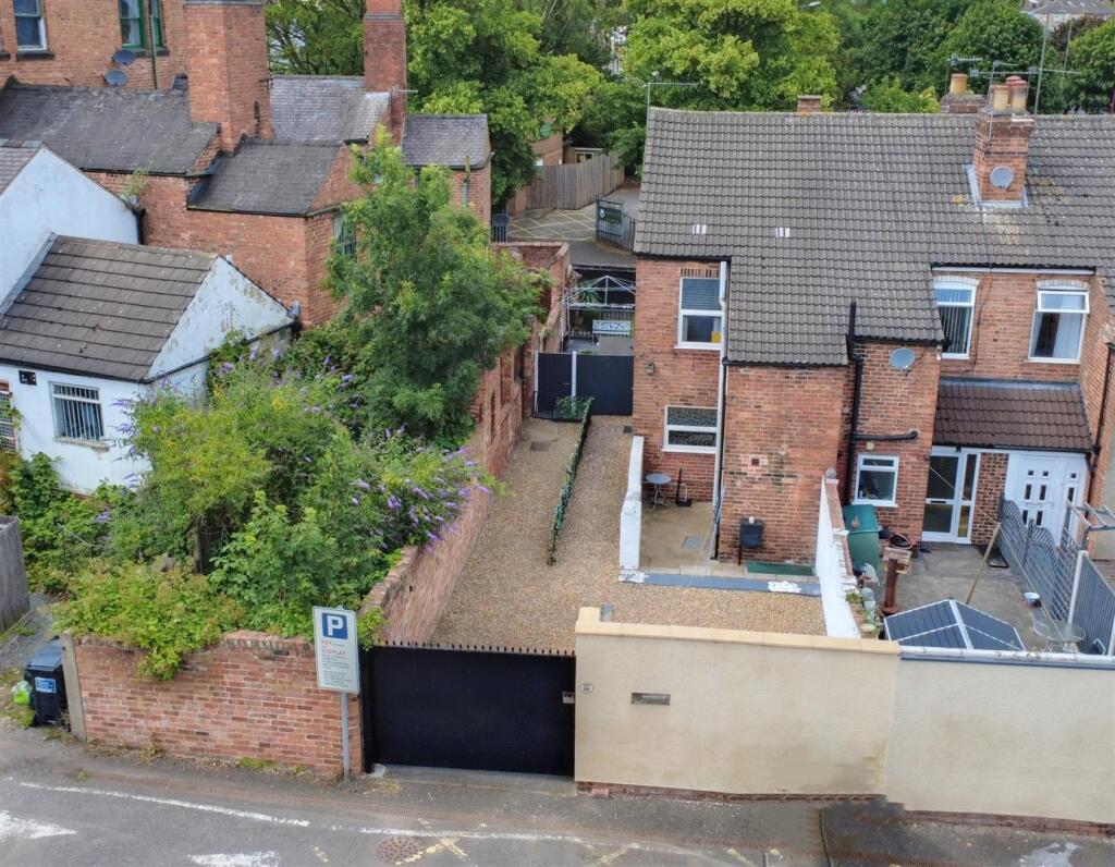 3 bedroom end of terrace house