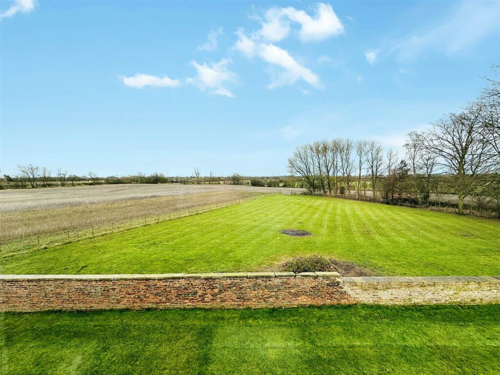 6 bedroom detached house for sale in Hirst Road, Carlton, DN14