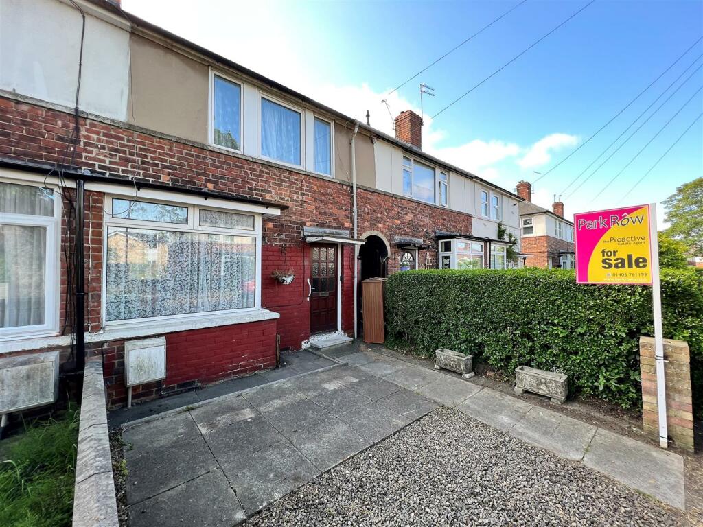 3 bedroom terraced house for sale in Burlington Avenue, York, YO10