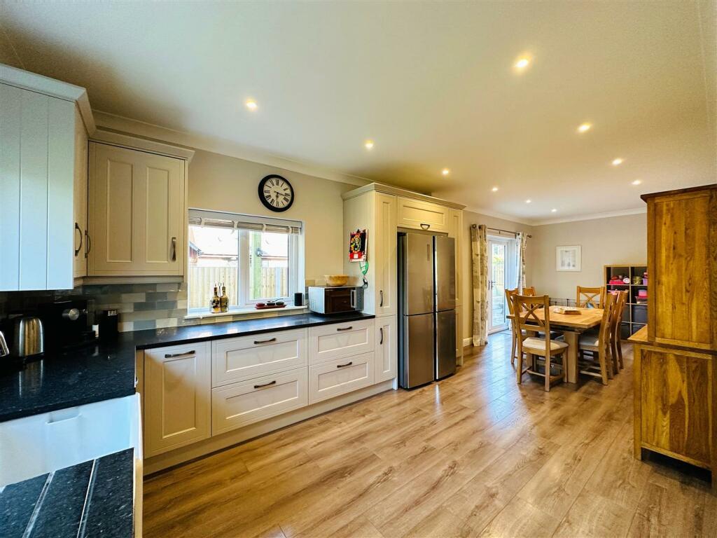 4 bedroom detached house for sale in Hull Road, Cliffe, Selby, YO8