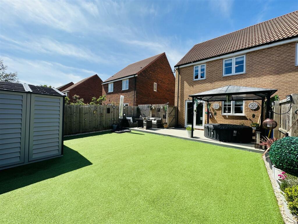 3 bedroom semidetached house for sale in Hobby Way, Brayton, Selby, YO8