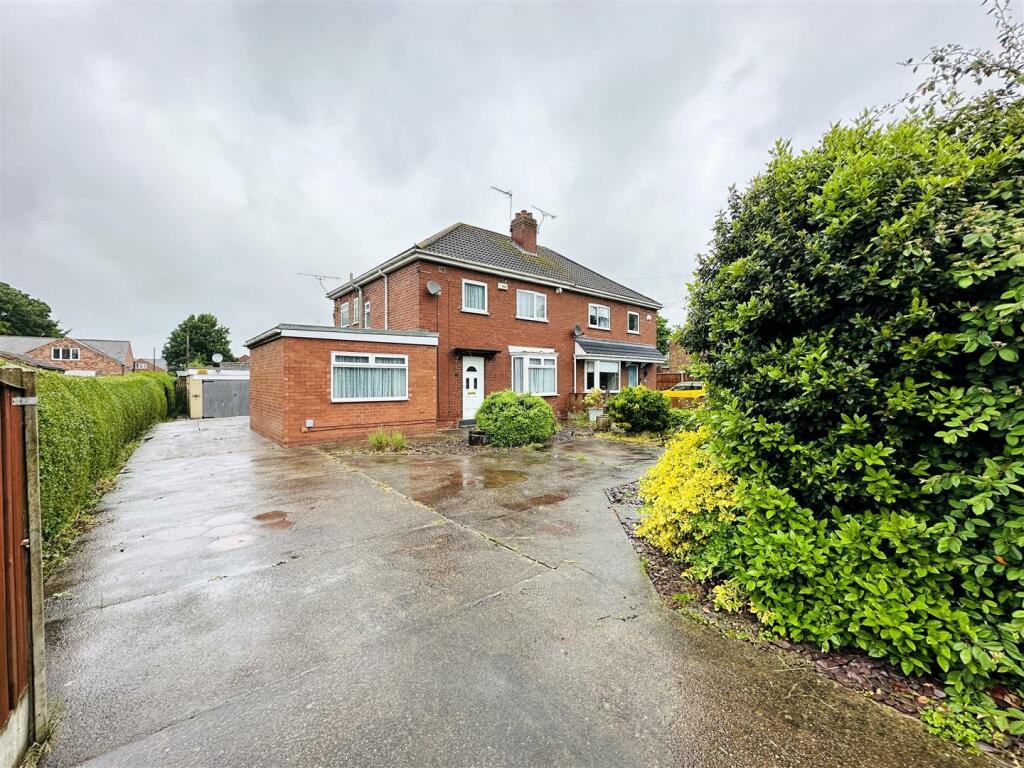 4 bedroom semidetached house for sale in Pontefract Road, Snaith