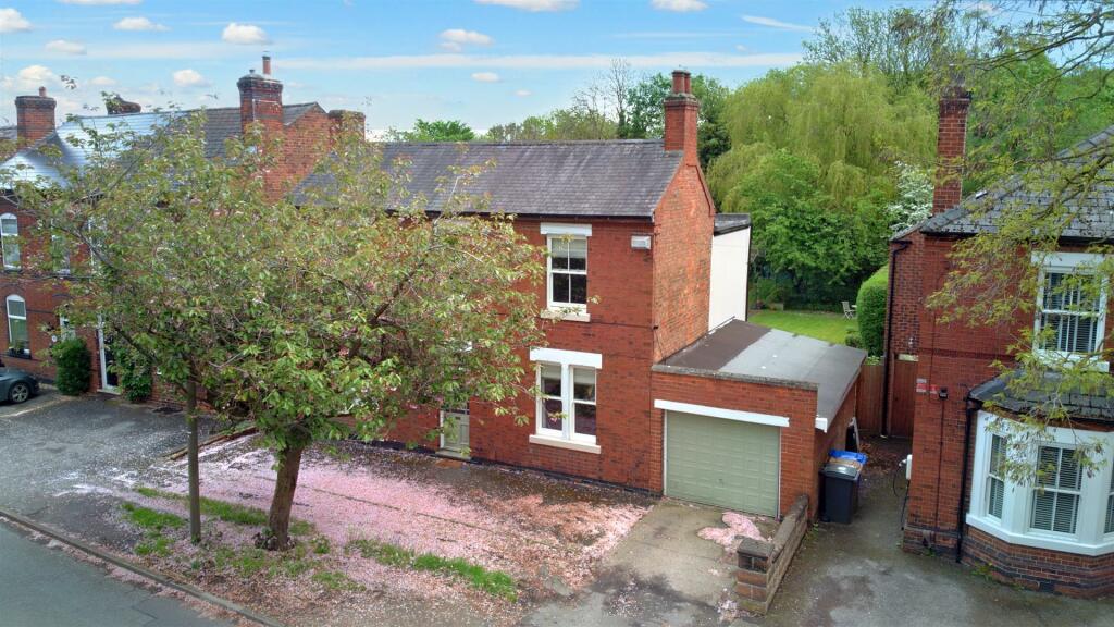 4 bedroom detached house for sale in Victoria Avenue, Borrowash, DE72