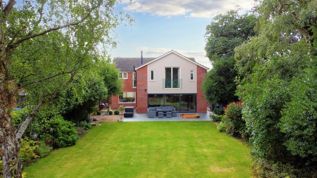 4 bedroom detached house for sale in Willoughby Close, Breaston, DE72
