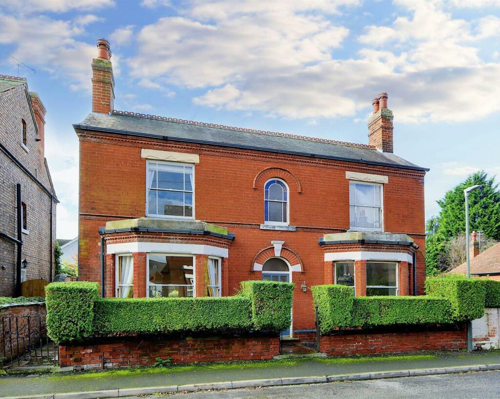 3 bedroom detached house for sale in Trowell Grove, Long Eaton, NG10