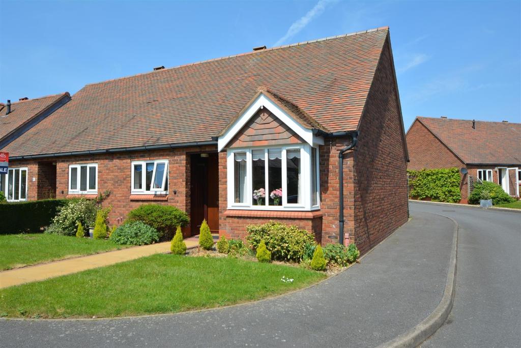 2 bedroom terraced bungalow for sale in Mulberry Way, AstonOnTrent, DE72