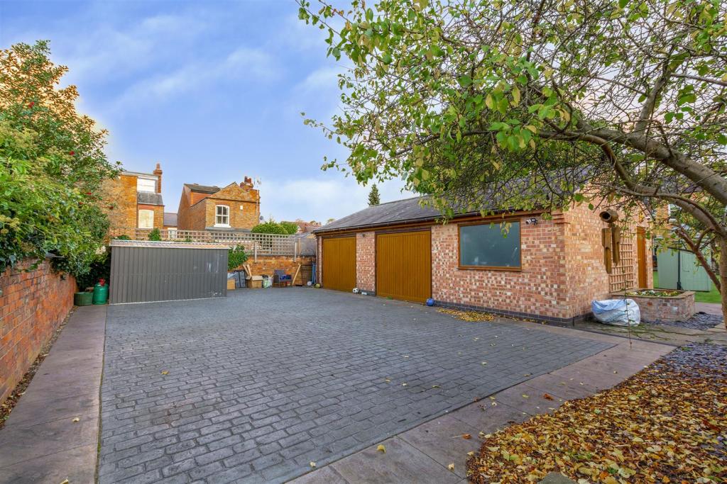 6 bedroom detached house for sale in Derby Road, Long Eaton, NG10