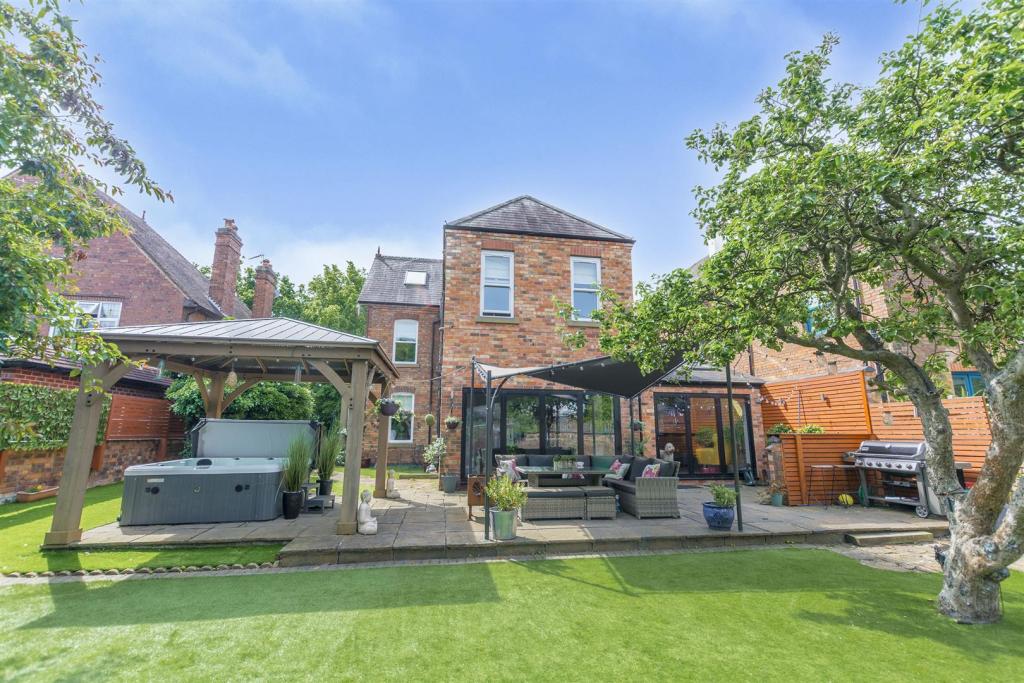 6 bedroom detached house for sale in Derby Road, Long Eaton, NG10