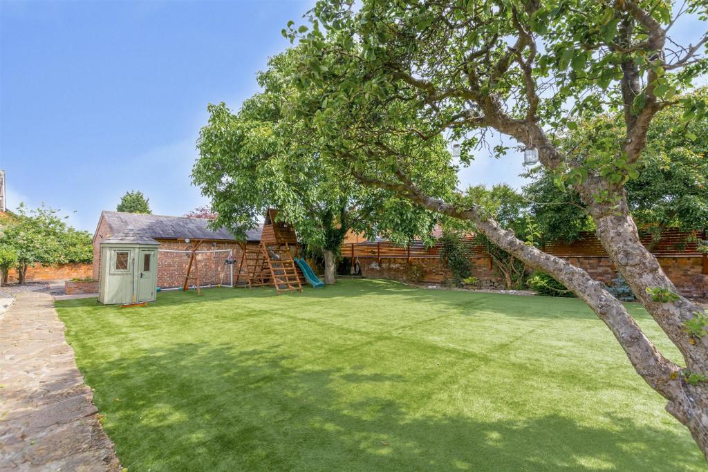 6 bedroom detached house for sale in Derby Road, Long Eaton, NG10