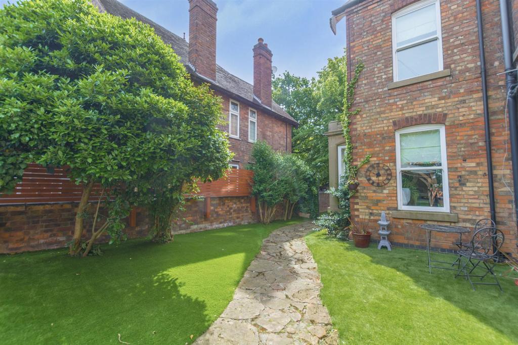 6 bedroom detached house for sale in Derby Road, Long Eaton, NG10