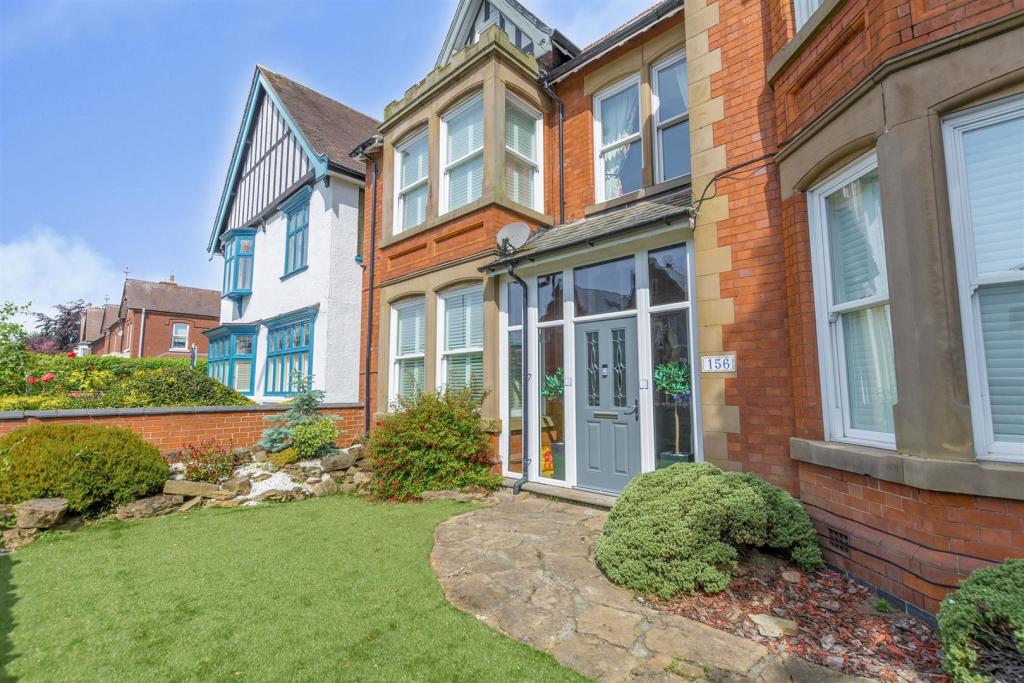 6 bedroom detached house for sale in Derby Road, Long Eaton, NG10