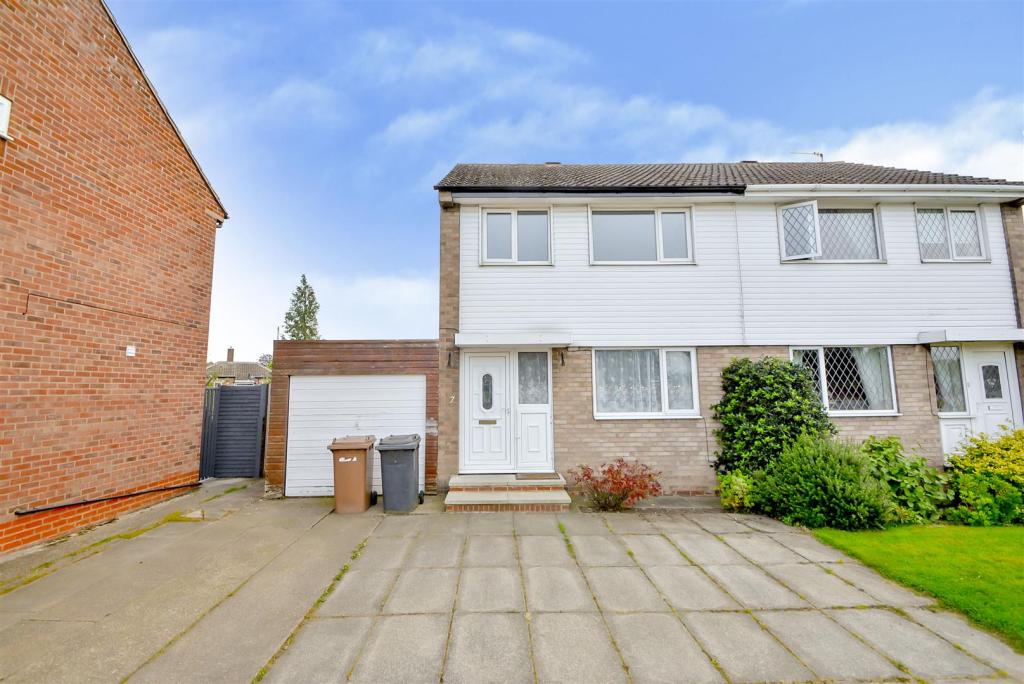 3 bedroom semidetached house for sale in Dovedale Avenue, Long Eaton, NG10