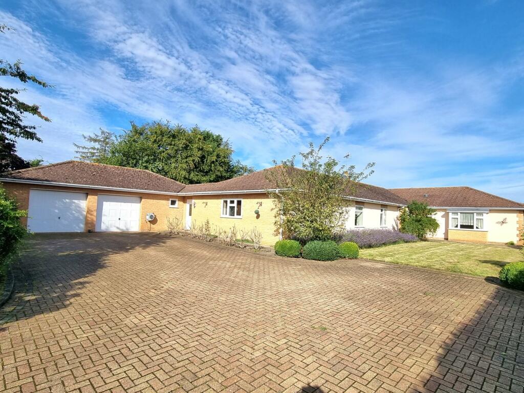 4 bedroom detached bungalow for sale in Horsegate, Deeping St James