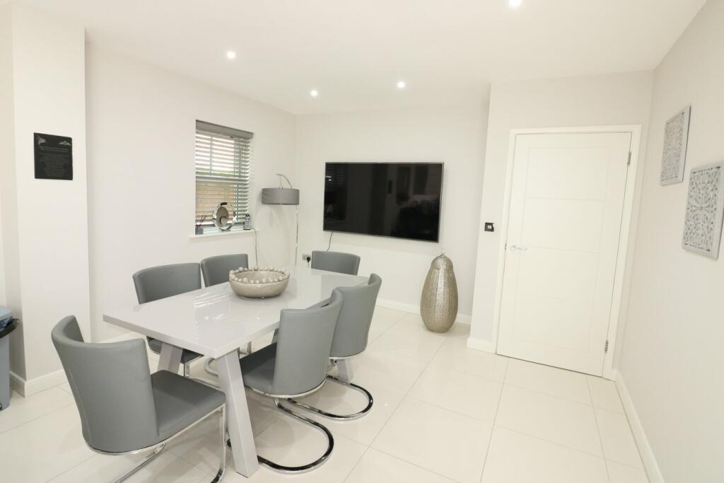 4 bedroom detached house for sale in Wellingtonia Gardens, Market Deeping, PE6