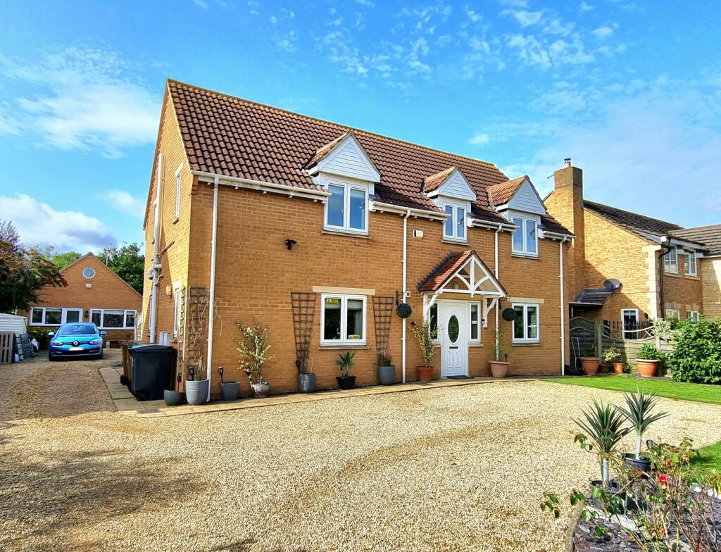 4 bedroom detached house for sale in The Pingle, Northborough