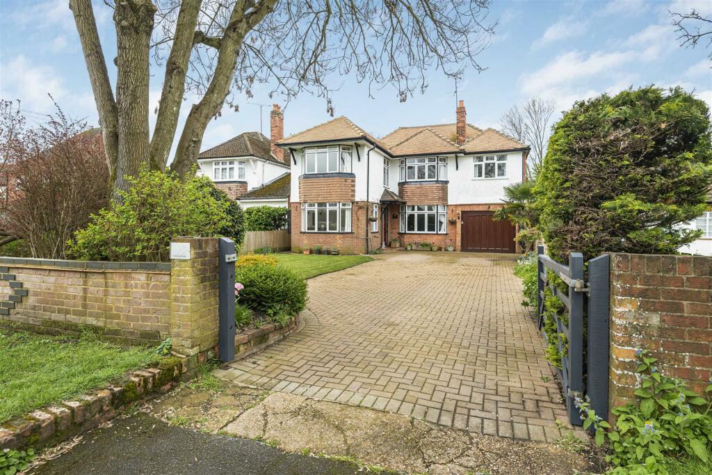 5 bedroom detached house for sale in Reading Road, Woodley, Reading, RG5
