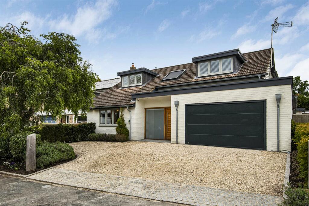 5 bedroom detached house for sale in Wetherby Close, Emmer Green