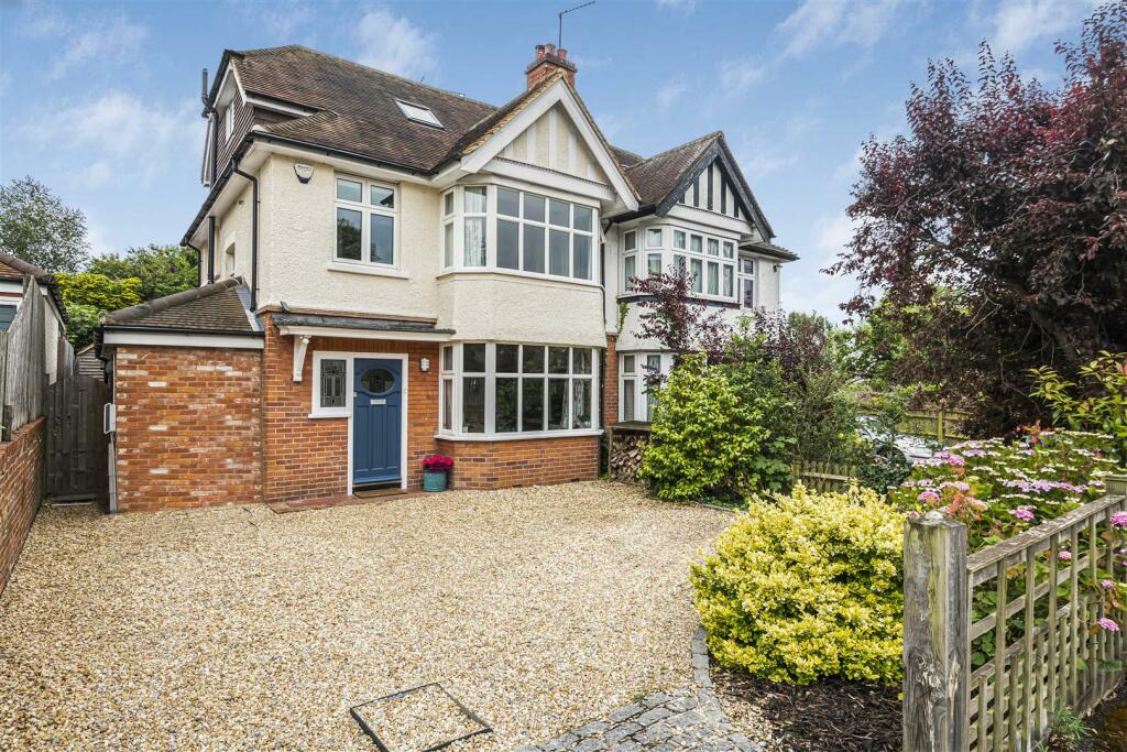 4 bedroom semidetached house for sale in Balmore Drive, Caversham