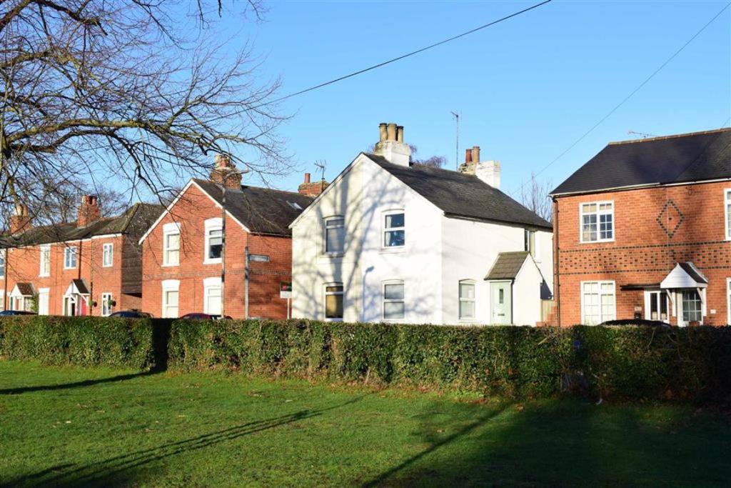 2 bedroom semidetached house for sale in Kidmore End Road, Emmer Green
