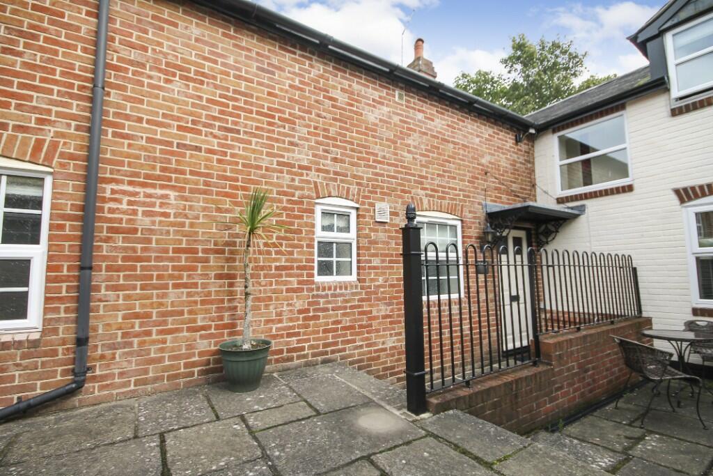 2 bedroom terraced house for rent in West Street, Titchfield, Hampshire
