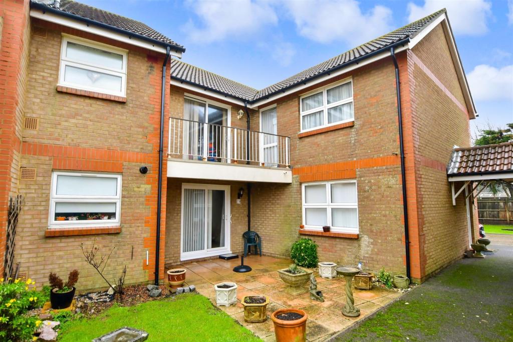 2 bedroom flat for sale in Sea Road, Rustington, West Sussex, BN16