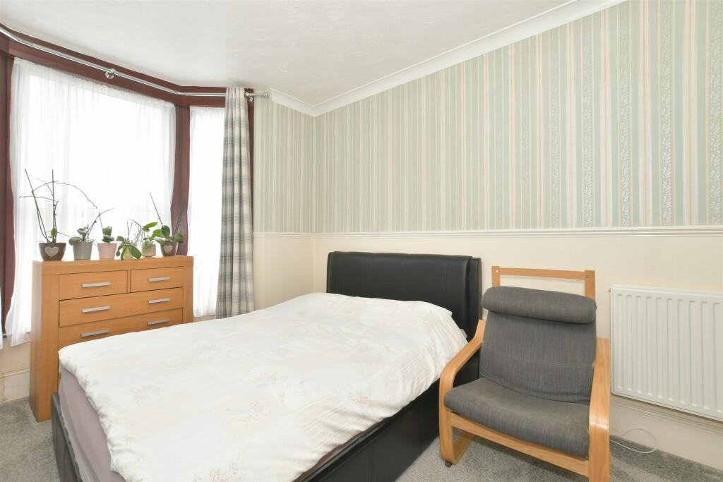 2 bedroom ground floor flat for sale in Clifton Road, Littlehampton