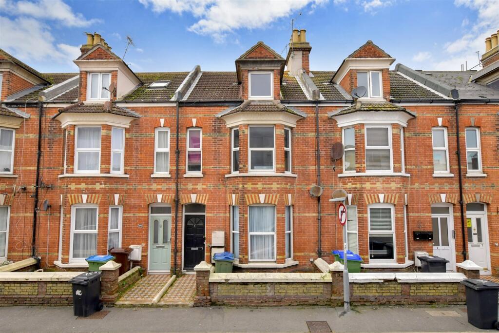 2 bedroom ground floor flat for sale in Clifton Road, Littlehampton