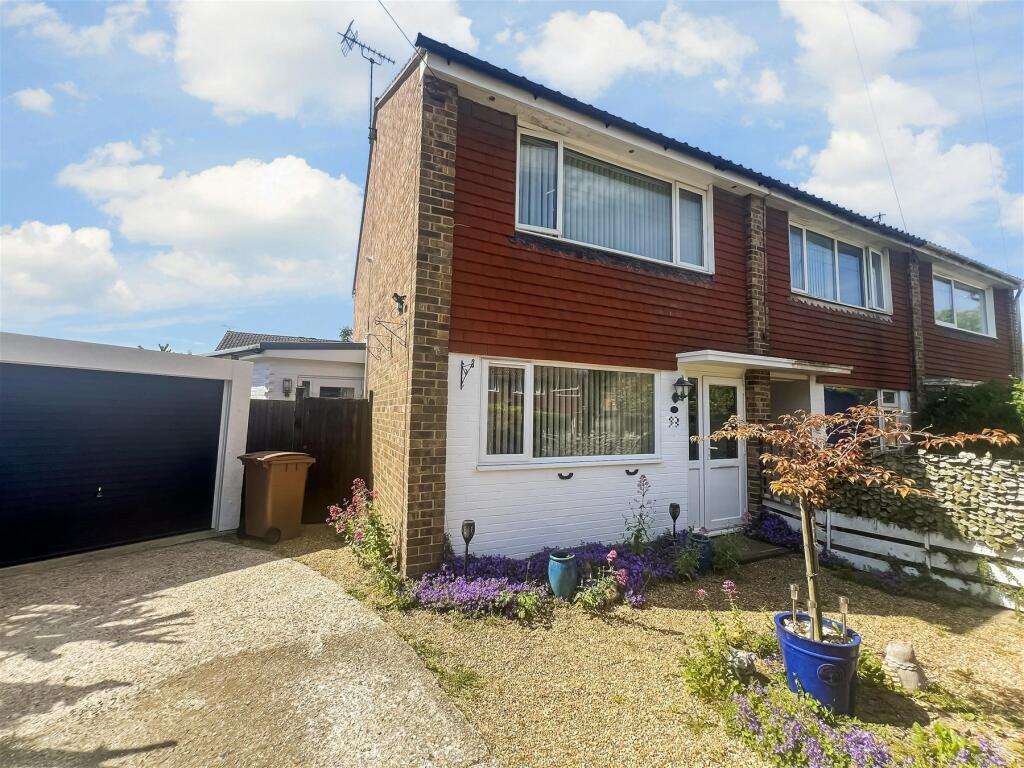 2 bedroom end of terrace house for sale in Sandfield Avenue